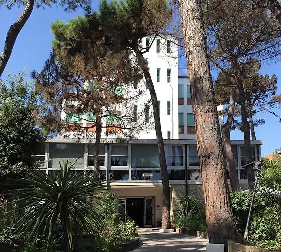 B&B Promenade Hotel Simple Con Piscina