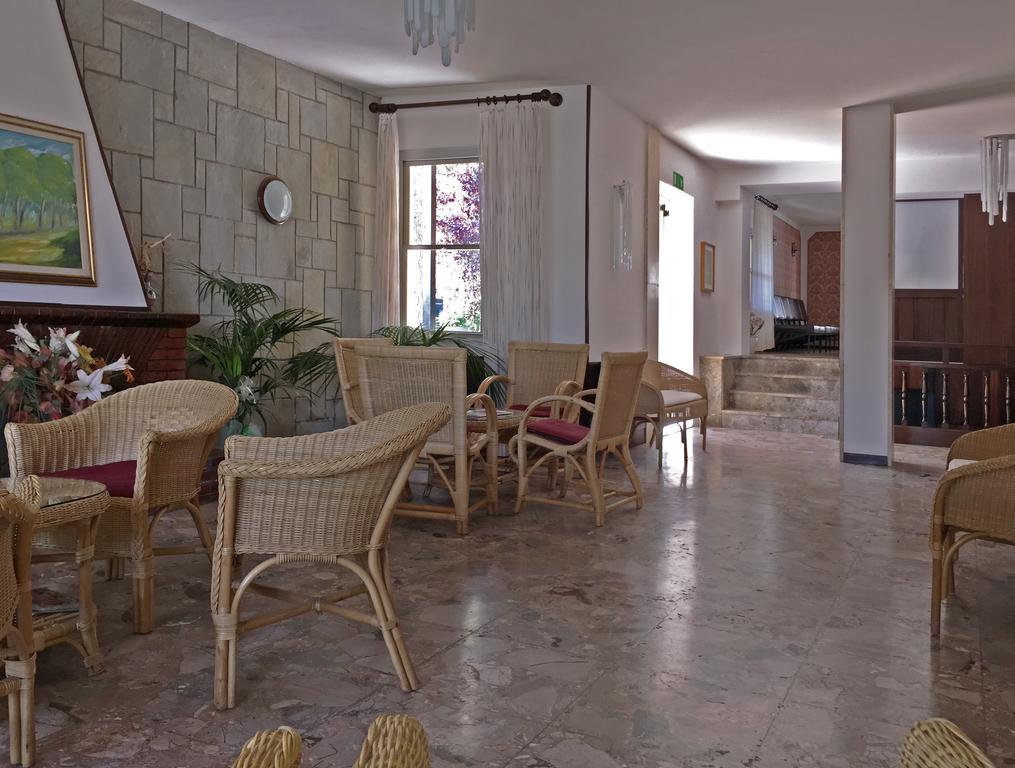 Promenade Hotel